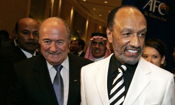 Katarský miliardá Muhammad bin Hammám (vpravo) byl dlouho spojencem Seppa Blattera (vlevo). V ervnu vak spolu svedou souboj o post éfa FIFA.