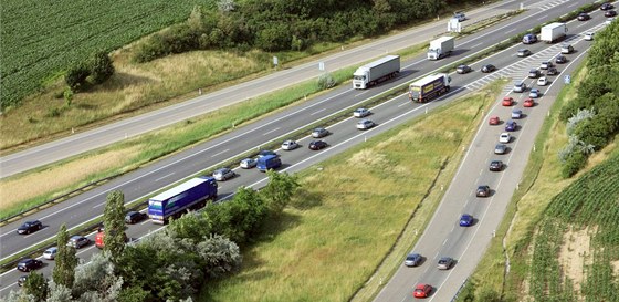 Nehoda se stala na rychlostní silnici R10 u Ohrazenic. (ilustrační snímek)