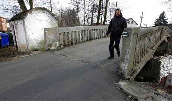 Historický most s pisoárem ve Svatav se doká opravy.