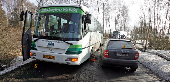 U obce Čirá se srazil osobní vůz s autobusem.