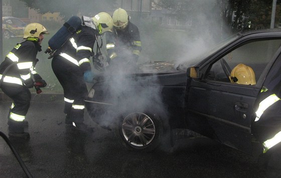 Hasii dokonují haení hoícího auta u olomoucké benzinky.