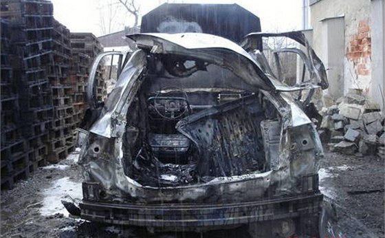 Výbuch ticetikilové plynové bomby zcela zniil v umperku auto, jeho majitel skonil s popáleninami v nemocnici.
