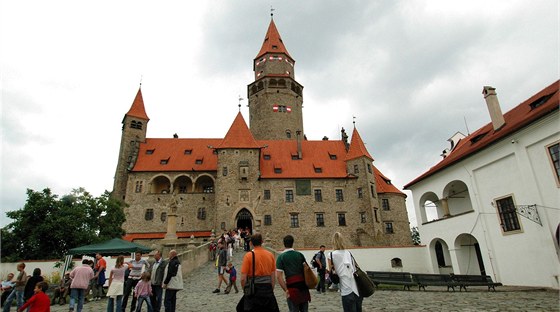 Německý řád (dříve Řád německých rytířů) se pokusí v rámci církevních restitucí znovu získat majetky v Olomouckém a Moravskoslezském kraji a to včetně hradu Bouzov (na snímku).