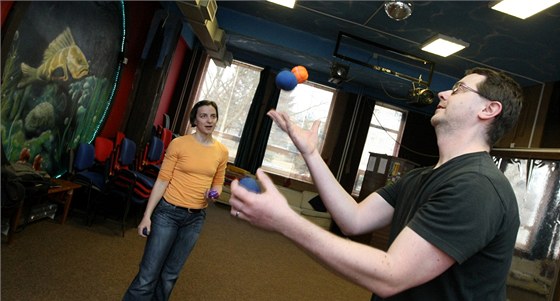 Redaktor MF DNES Martin Vokáč se učí žonglovat pod dohledem lektorky Adély Kratochvílové.