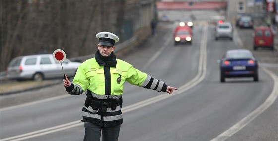 Policisté zastavili řidiče kvůli překročení povolené rychlosti. Ilustrační snímek