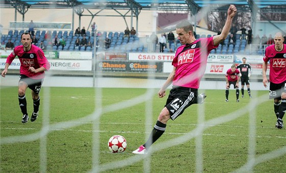 Petr Benát z eských Budjovic nepromuje naízenou penaltu.