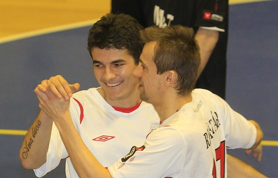 Futsalisté Chrudimi se radují z gólu.