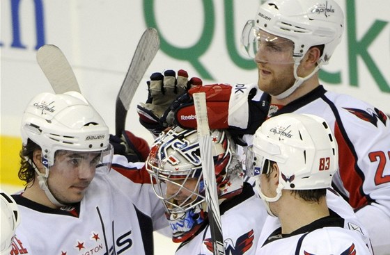 Michal Neuvirth dostává gratulace od spoluhrá z Wasingtonu Capitals k vychytané nule.