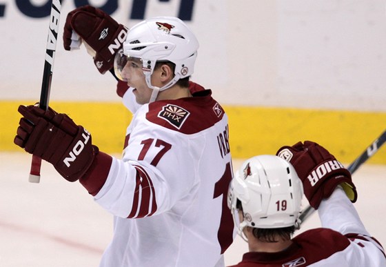 Radim Vrbata (vlevo) a Shane Doan slaví gól Phoenixu Coyotes.