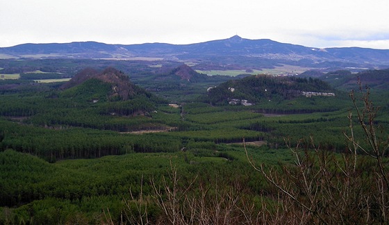Výhled z Velkého Jeleního vrchu na Ještěd a trojici Děvín, Ostrý, Schachtstein (vlevo)