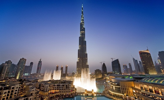 Mrakodrap Burd Chalífa v Dubaji. V popedí je vidt unikátní zpívající fontána 