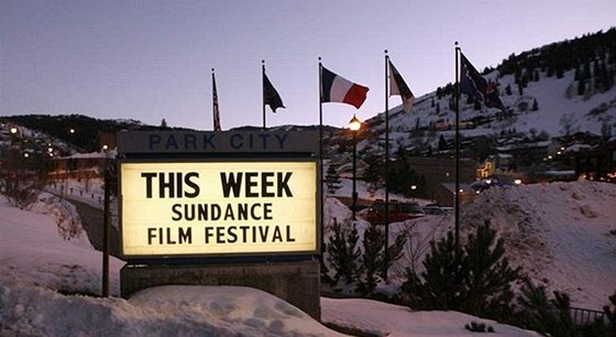 Foto z minulého roníku festivalu v Sundance. Filmové celebrity sem jezdí rády, pestoe je takzvan nezávislý: kvli snhu.