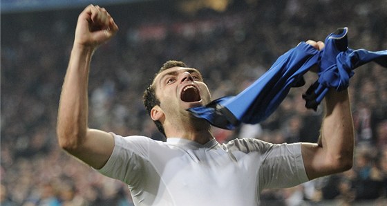 V EXTÁZI. Útoník Pandv, hrdina Interu Milán, oslavuje vítzný gól do sít Bayernu. 