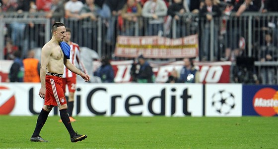 OBROVSKÉ ZKLAMÁNÍ. Bayernský záloník Ribéry opoutí hit po nezvládnuté odvet osmifinále Ligy mistr s Interem Milán.