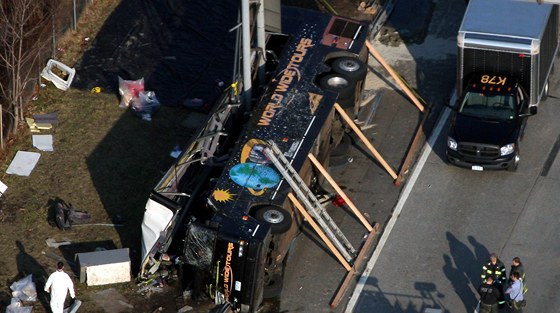 Pi nehod výletního autobusu zahynulo u newyorského Bronxu 14 lidí