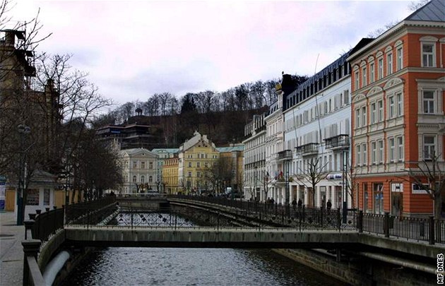 ena stála  uprosted íky Teplá v Karlových Varech.