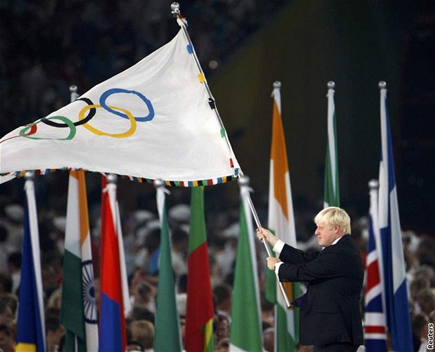 Londýnský starosta Boris Johnson s olympijskou vlajkou.
