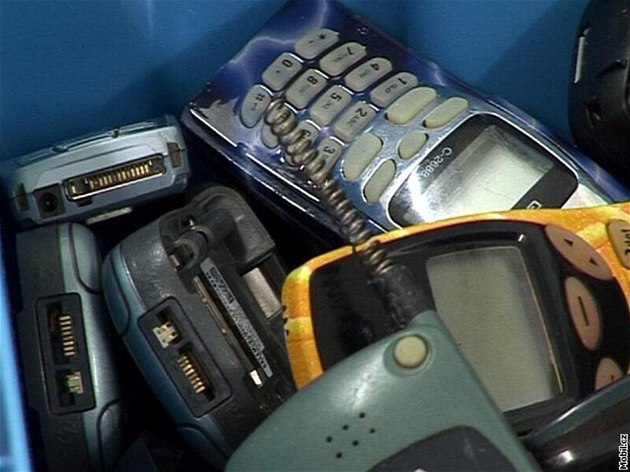 Staré telefony do popelnice nepatí (ilustraní foto).