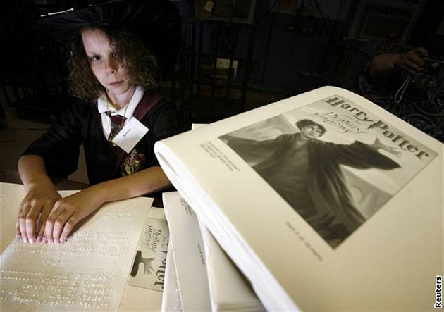 Jedenáctiletý fanouek Harryho Pottera Kristin Turgeon te v americkém Bostonu pomocí Braiilova slepeckého písma poslední díl série