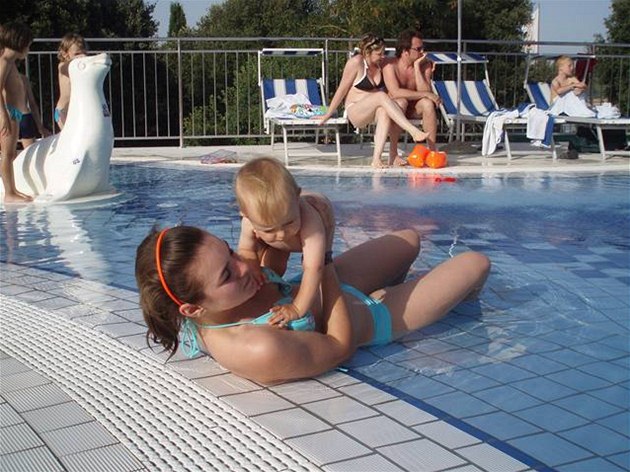 Ewa Farna v bazénu se svojí roní sestrou