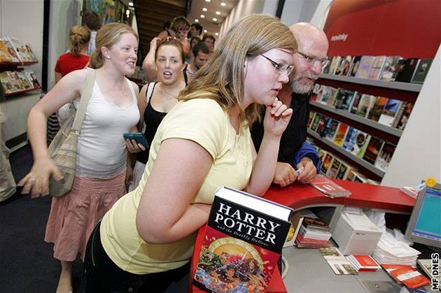 Harry Potter v Praze - V Praze si hodinu po plnoci koupili posledního Harryho...