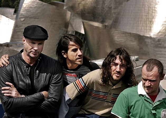 Red Hot Chili Peppers pózují v Bilbau