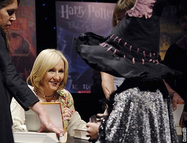 Joanne K. Rowlingová podepisuje knihy bhem svého amerického turné (Los...