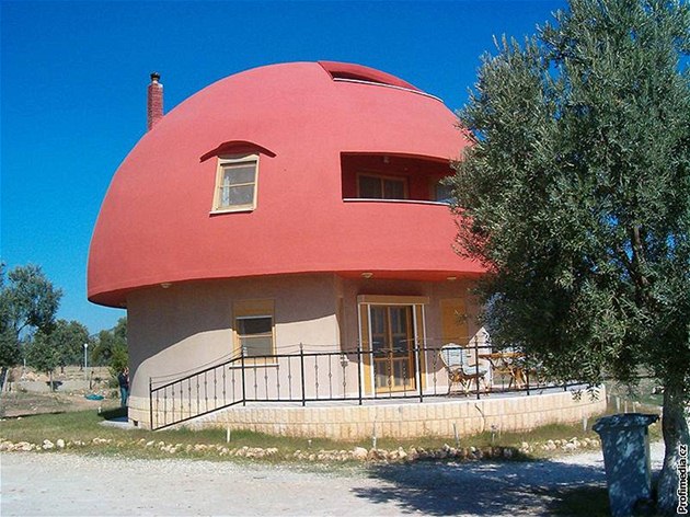 Jeden z domk pro turisty, postavených v duchu vesniky moul ze slavného komiksu na pobeí Egejského moe v Turecku