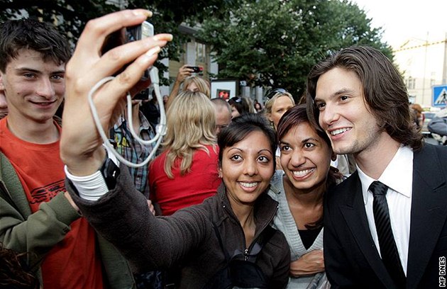 Premiéra filmu Letopisy Narnie: Princ Kaspian - Ben Barnes s fanynkami - Praha...