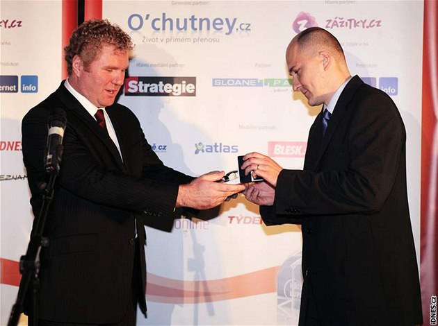 Šéfredaktor iDNES.cz Michal Hanák (vpravo) přebírá cenu od Milana Fridricha za nejlepší zpravodajství. (27. listopadu 2008)