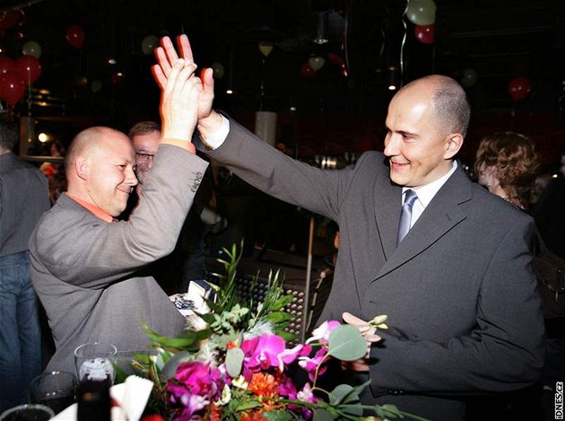 Ředitel iDNES.cz Jaroslav Kábele (vlevo) a šefredaktor Michal Hanák se radují z ceny Křištálová lupa za nejlepší zpravodajství. (27. listopadu 2008)