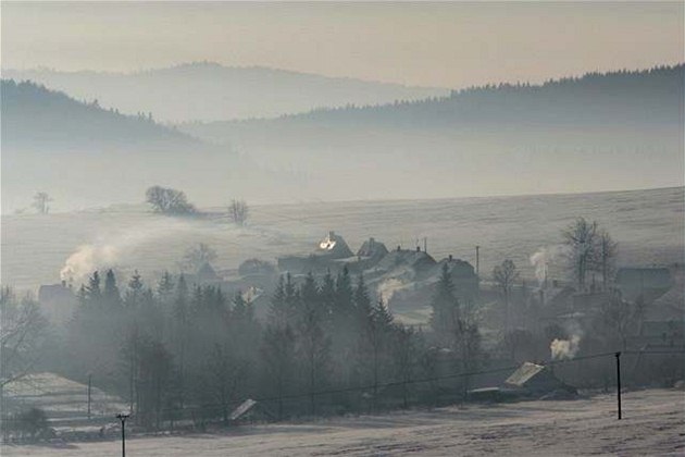 Inverzní poasí zahaluje níiny do mlh a nízkých teplot, na horách je tepleji a sluneno. Ilustraní foto.