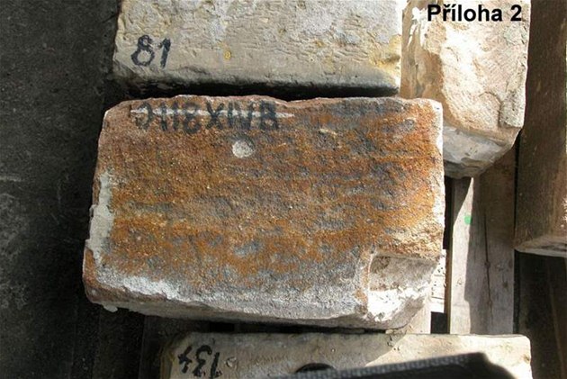 Jeden z nejstarích vyazených kamen s dlky pro kamenické klet uloený ve skladu na utce