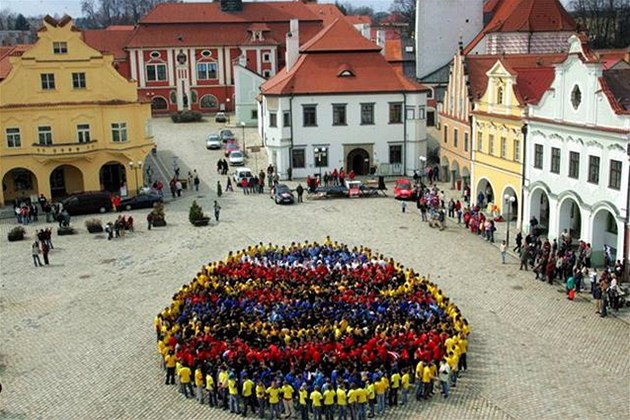 Přes 900 dětí vytvořilo v Pelhřimově největší velikonoční vejce