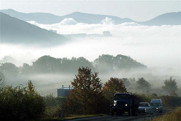 Za kterým kopcem bude mlha, se meteorologm tko pedpovídá. Ilustraní foto