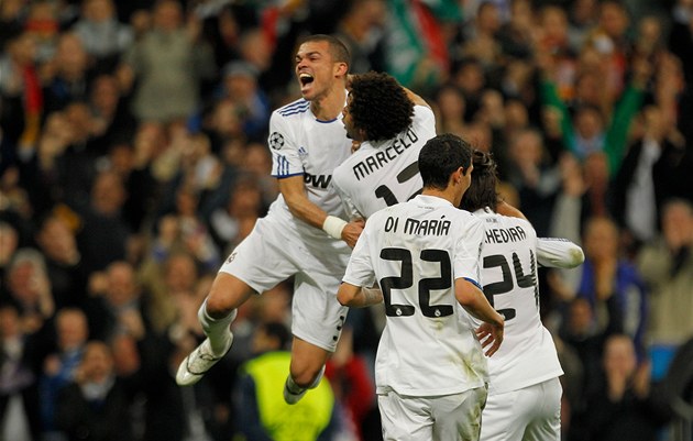 SKV�LE, KAMARÁDE. Hrá�i Realu Madrid oslavují Marcela, který práv� vst�elil gól.