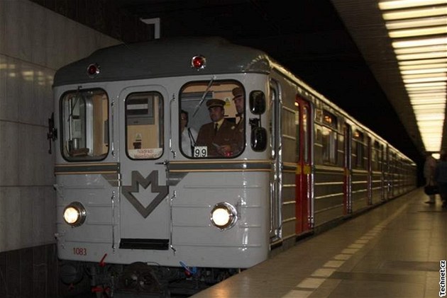 Sovětské soupravy Ečs pro pražské metro přijely před 40 lety - iDNES.cz