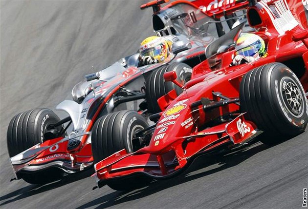 Massa (vpravo) vs. Hamilton. Vyhraje n�kdo z nich titul?