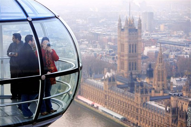 Pohled na britský parlament z London Eye