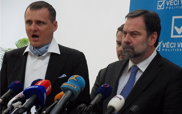 Vedení V�cí ve�ejných (na snímku Vít Bárta a Radek John) musí �e�it revoltu n�kterých svých krajských a místních organizací. T�m se nelíbí jejich nepr�hledné rozhodování a �patná komunikace.