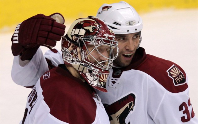 Michal Rozsíval slaví se svým branká�em Jasonem LaBarberou výhru Phoenixu Coyotes.