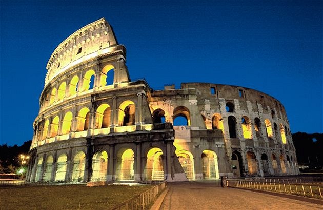 KOLOSEUM, Itálie - Koloseum dal v ím postavit císa Vespasián, dokoneno bylo...