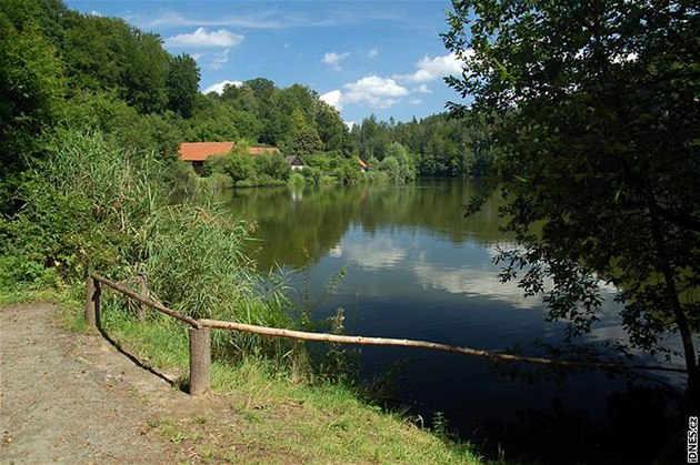 Pískovcové ve se odráejí ve vodní hladin Váku.