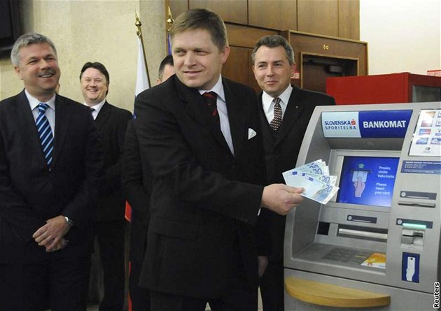Premiér Robert Fico vybral hodinu po půlnoci z bankomatu sto eur.