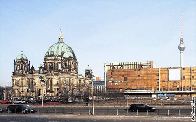 Zpoza Paláce republiky se na berlínský evangelický dóm dívá televizní v