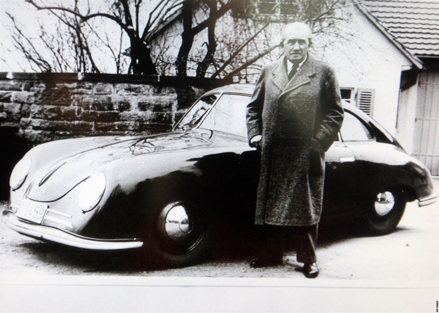 Konstruktér Ferdinand Porsche se stejnojmenným sportovním vozem.