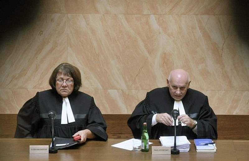 Polí�ek Ne�asov� vlád� dali ústavní soudci. Zp�sob, jakým prosadila v parlamentu sociální �krty, byl podle soudu protiústavní. Vláda dostala �as do konce roku, aby �krty prosadila znovu.