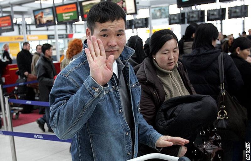 Jako první vyu�ili nabídky vrátit se za letenku a 500 eur do vlasti Mongolové, kte�í odlet�li 19. února z pra�ského ruzy�ského leti�t�.