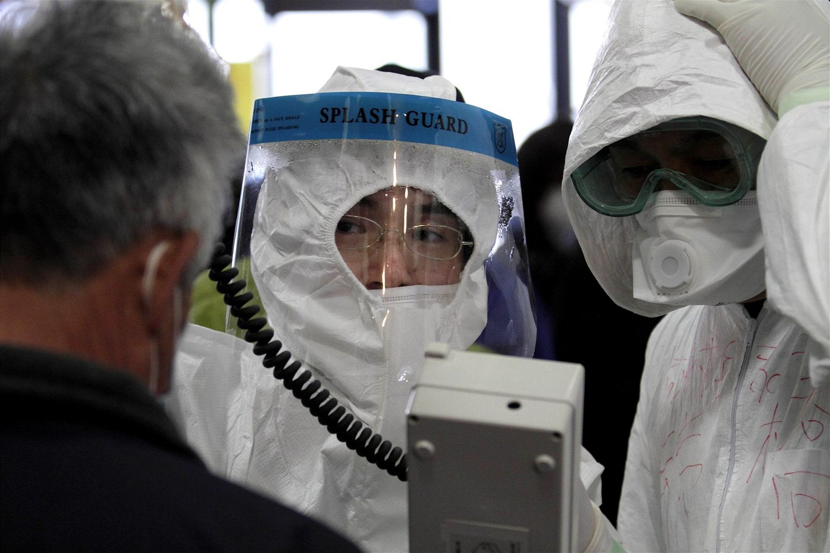 Technici kontrolují u Japonc� míru radiace, kterou byli zasa�eni