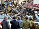 Obyvatelé msta Kesennuma sledují zkázu po zemtesení a tsunami. (12. bezna 2011)